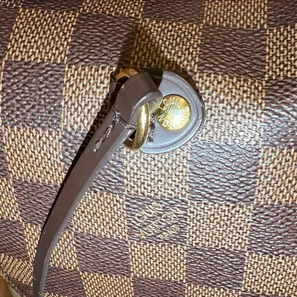 Louis Vuitton Neverfull MM (Rose Ballerine Interior) - Picture 8 of 11